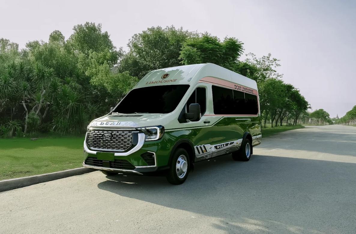 Ngoại thất ford limousine 12 chỗ cá nhân háo màu sắc theo khách hàng