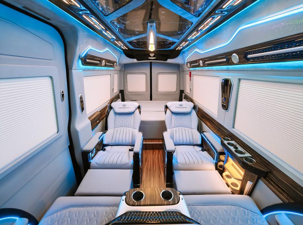 Khoang nội thất xe limousine President 9 chỗ