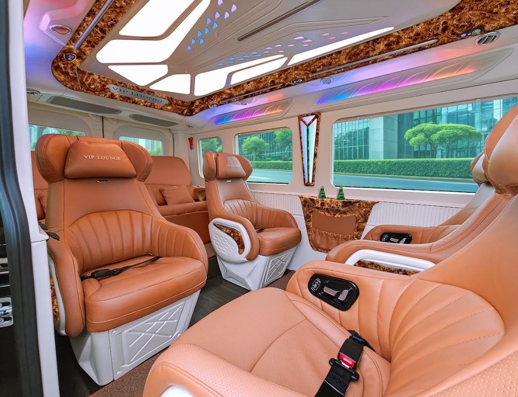 Khoang nội thất xe Ford Vip Lounge 9 chỗ