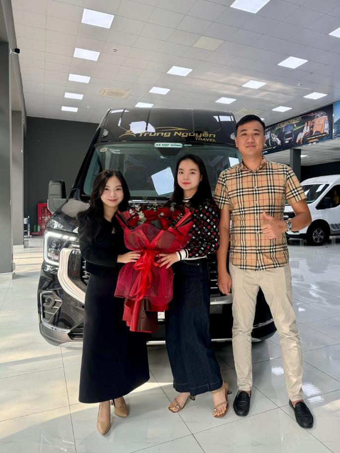 Bàn giao xe transit limousine 11 chỗ ghế massage cho Trung Nguyễn Travel