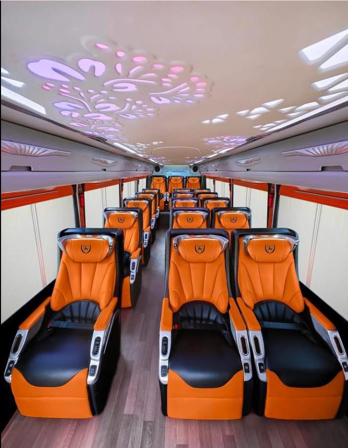 e limousine 16 chỗ cao cấp từ DCar 2026 – ghế thương gia, massage ZeroG, tiện nghi chuẩn VIP. Gọi ngay Mai Sương DCar 0933 856 933.