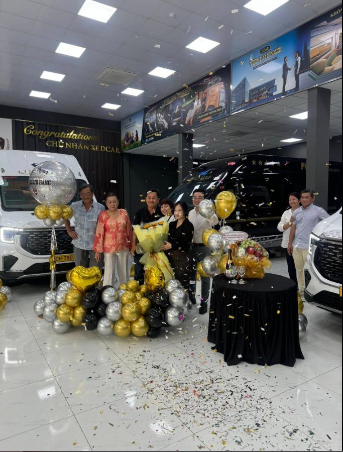 Hình ảnh lễ bàn giao xe DCar Thương Gia 2026, lô 03 xe Ford Transit Limousine cao cấp dành cho Du lịch Nguyễn Vy.